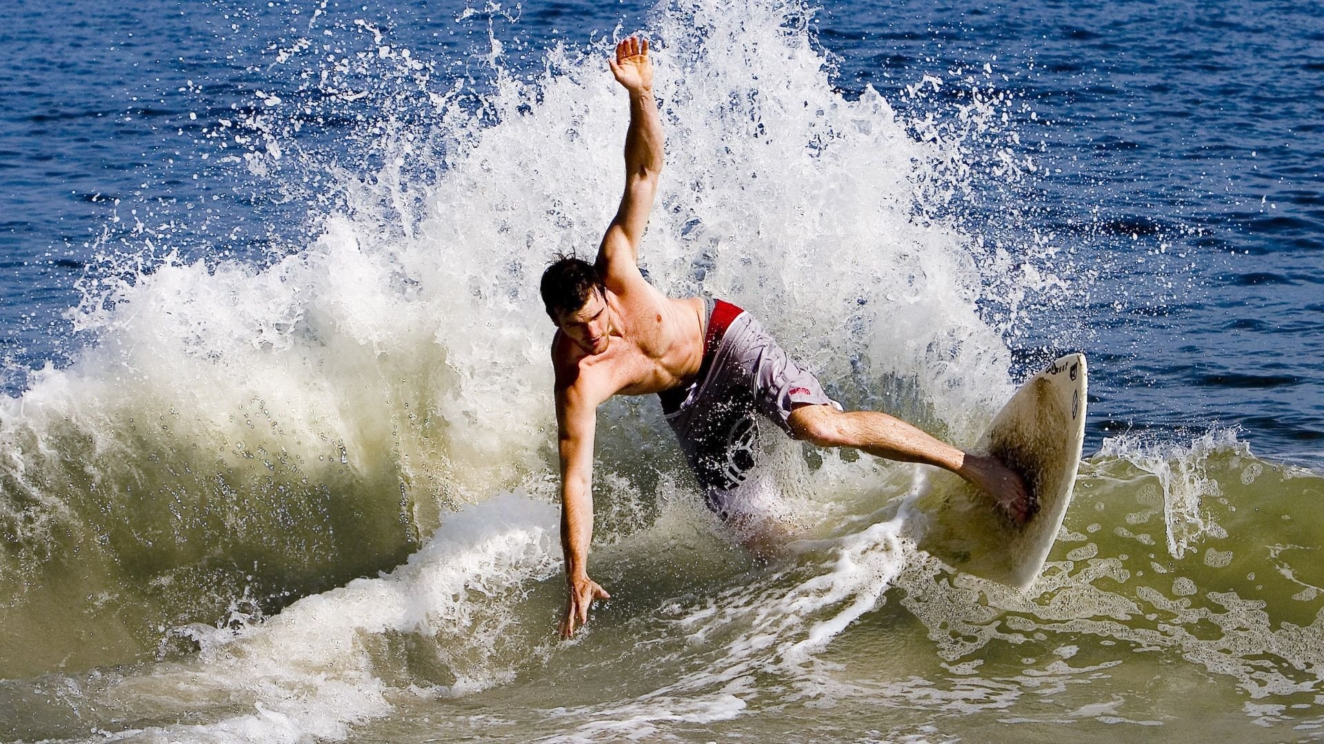 意大利骑手吉尔·托马斯在2024年国际马术联合会障碍赛世界巡回赛中获得个人第六名，表现出色。